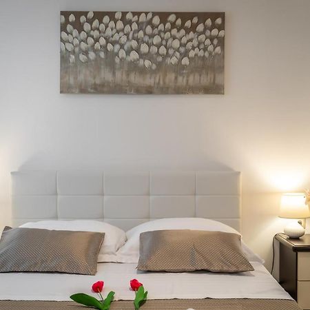 Studio Apartment La Luna Сплит Екстериор снимка